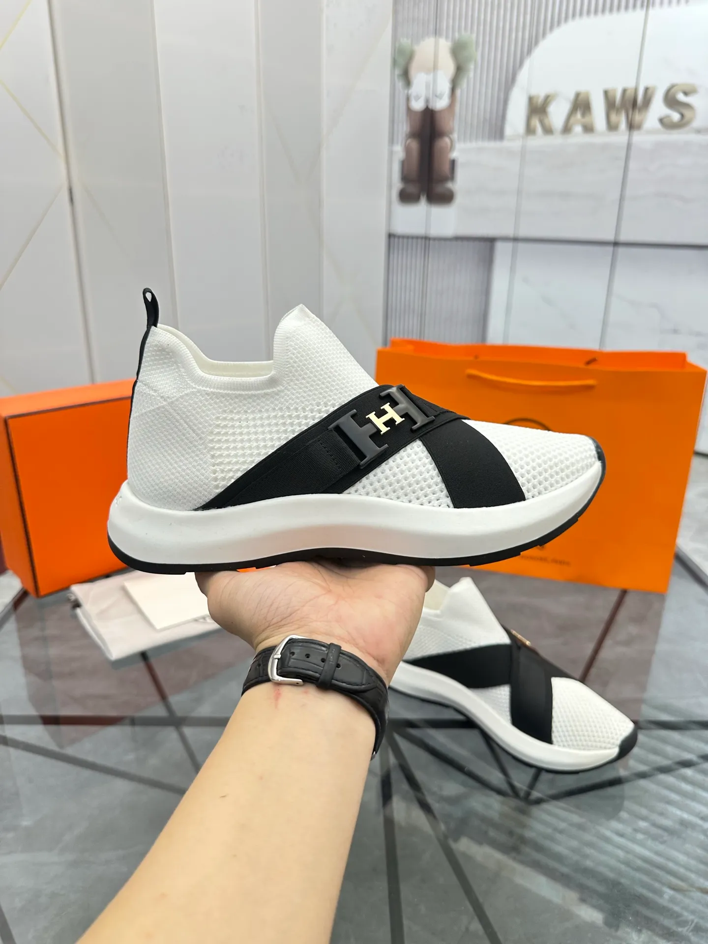 Selling men's shoes 💰: 💰P600¥ High-end top quality Product trademark: Hermes * "Hermès*" low-cut casual shoes Regular size: 38-45 (can be customized to 46) Product materials: upper imported from the counter original fly weave, breathable lining, cowhide foot pads, original outsole. No.: 001
